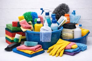 kit de limpeza colorido e organizado