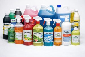 produtos de limpeza coloridos e organizados